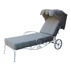 Chaise longue modèle "Eaux - Vives" en fer forgé peint blanc,