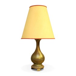 Lampe(travail Russe) avec pied en laiton  nielle et abat-jour jaune.