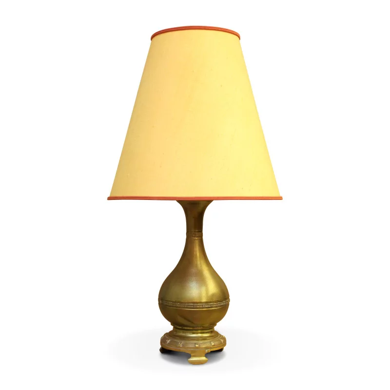 Lampe(travail Russe) avec pied en laiton nielle et abat-jour jaune. - Moinat - Lampes de table