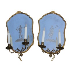 Paire de miroirs vénitiens en bois doré avec bougeoirs dans le …