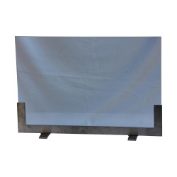 Brandwand aus Glas und Sockel aus Chrom.