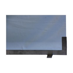 Brandwand aus Glas und Sockel aus Chrom.