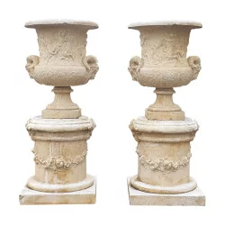 Vase „Aux Béliers“ aus zerkleinertem Naturstein, geformt und …