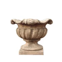 Vase "Corolle" en concassé de pierre naturelle, moulé et