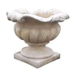 Vase „Corolle“ aus zerkleinertem Naturstein, geformt und …