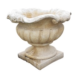 Vase "Corolle" en concassé de pierre naturelle, moulé et