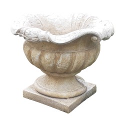 Vase "Corolle" en concassé de pierre naturelle, moulé et