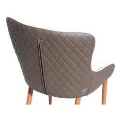 Darling Stuhl mit brauner Rautenlehne und beiger Stofffront.