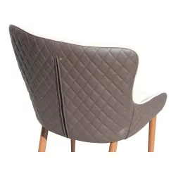 Стул Darling с коричневой ромбовидной спинкой и бежевой передней частью из ткани.