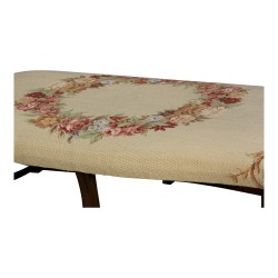 Grande banquette basse recouvert de tapisserie décor …