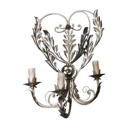 Applique mural  en métal patiné argent et blanc, 3 lumières.
