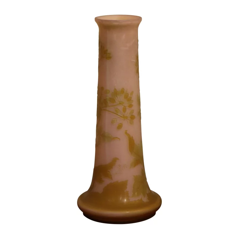 Vase en verre coloris fond rose et décor floral jaune signé … - Moinat - Boites, Urnes, Vases