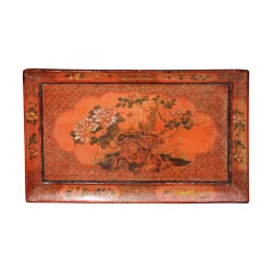 张带有花卉和蜂鸟装饰的中国漆桌，……