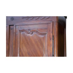 Armoire 2 portes en bois de noyer, à corniche, 2 étagères à …