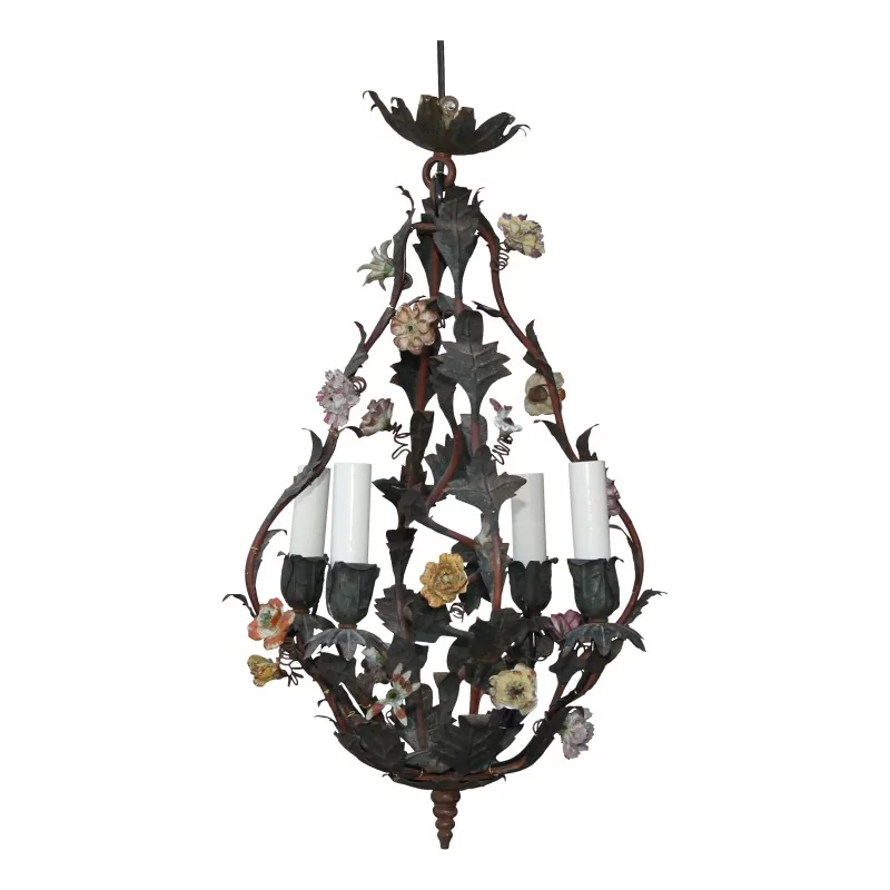Lustre en tôle peinte et fleurs porcelaine, 4 lumières, - Moinat - Lustres, Plafonniers Lustre en tôle peinte et fleurs porcelaine, 4 lumières, - Moinat - Lustres, Plafonniers