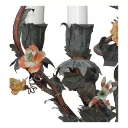 Lustre en tôle peinte et fleurs porcelaine, 4 lumières,