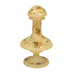 Flacon en opaline coloris blanc avec décors peint. France,