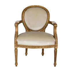 Sessel Modell Gordella aus weißem Samt und goldfarbenem Holz.