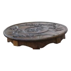 Brienz 木制小圆桌，上面有雕刻装饰……