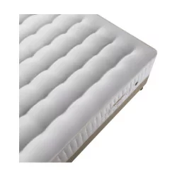 张来自 Treca Paris 系列的 Platinum Initial Premier 床垫，