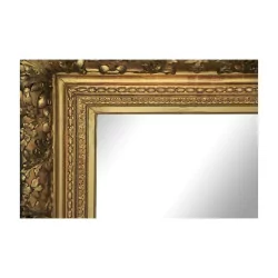 vergoldeter Holzspiegel mit patiniertem Spiegel, reich geschnitzt und …