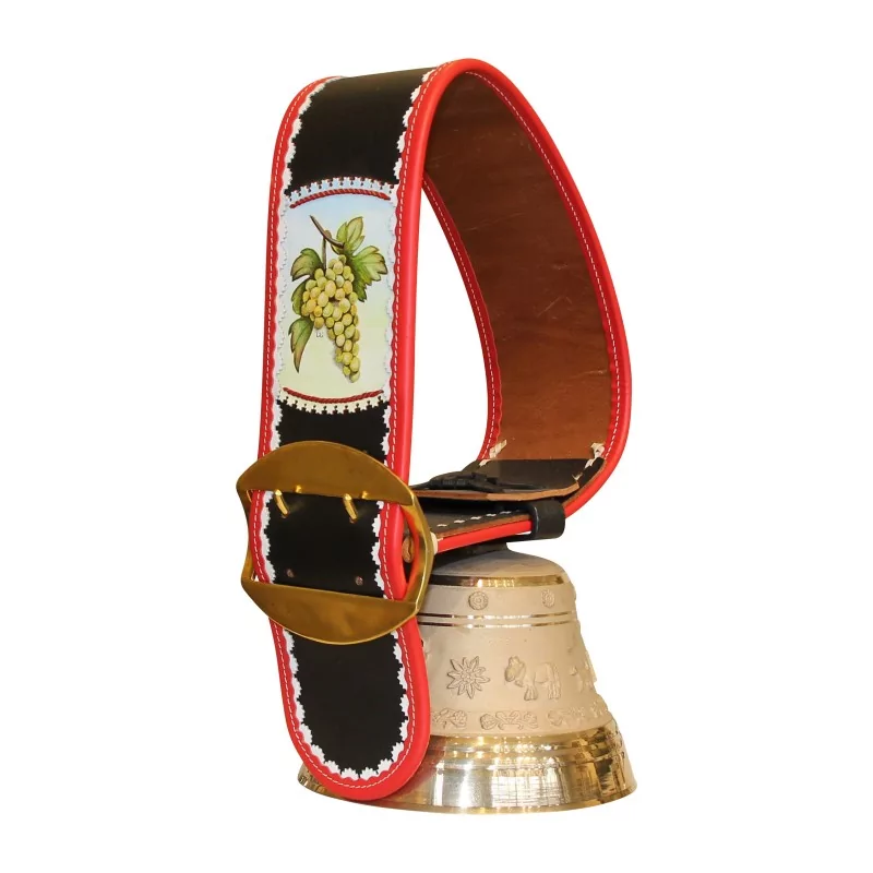 Cloche de vache en bronze avec courroie en cuir décor raisin … - Moinat - Accessoires de décoration Cloche de vache en bronze avec courroie en cuir décor raisin … - Moinat - Accessoires de décoration