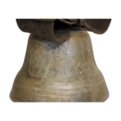 Cloche de vache en bronze avec décors de fleurs de montagne et