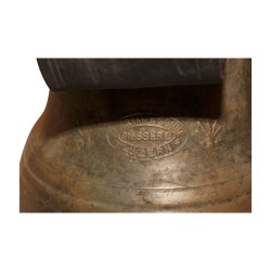 Cloche de vache en bronze avec décors de fleurs de montagne et
