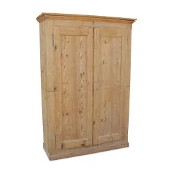 Armoire 2 portes en sapin avec 2 étagères à l’intérieur