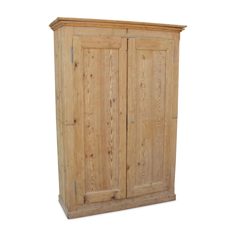 Armoire 2 portes en sapin avec 2 étagères à l’intérieur - Moinat - Armoires