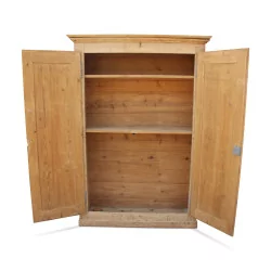 Armoire 2 portes en sapin avec 2 étagères à l’intérieur