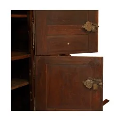 Armoire, buffet Louis XIV en bois de noyer massif mouluré, 1
