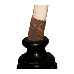 Paire de défenses d’éléphant sur socle en bois laqué noir,