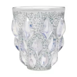 RAMPILLON 型号花瓶，采用无色压制玻璃制成，外观呈乳白色……