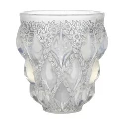 Vase Modell RAMPILLON aus farblosem Pressglas mit milchiger Optik…