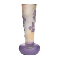 白色玻璃花瓶，上面覆盖着淡紫色并蚀刻，……