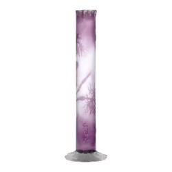 个白色玻璃花瓶，上面覆盖着紫色并刻有水 - ......