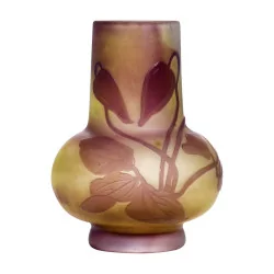 个白色玻璃花瓶，上面覆盖着紫罗兰色，并刻有蚀刻……