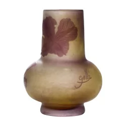 个白色玻璃花瓶，上面覆盖着紫罗兰色，并刻有蚀刻……