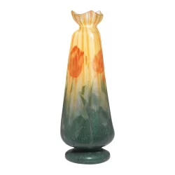 带有黄色和橙色条纹的玻璃花瓶，上面覆盖着绿色和……