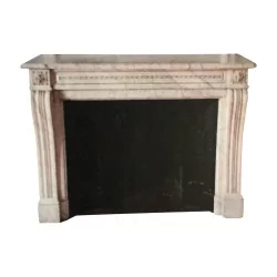 路易十六时期的壁炉架，采用经过修复的白色大理石制成。法国， …