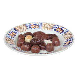Assiette décorative “Chocolats” en faïence de Barbotine. 20ème …