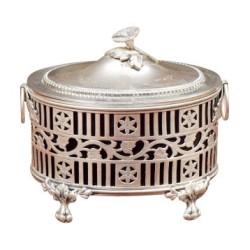 Coupe ovale en argent, quadripode, à décor ajouré de motifs …