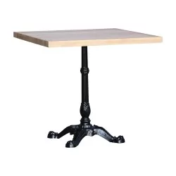 小酒馆风格的桌子，方形桌面为山毛榉木，桌腿为……