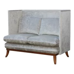 AURA 型号沙发，带泡沫衬垫、木腿、软垫……