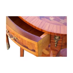пара инкрустированных деревянных столов на пьедестале с 1 ящиком и …