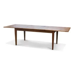 张长方形橡木餐桌，