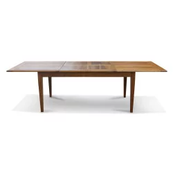 张长方形橡木餐桌，