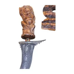 把刀或斧头用木雕和金属刀片制成，刀鞘在……