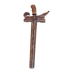 把刀或斧头用木雕和金属刀片制成，刀鞘在……